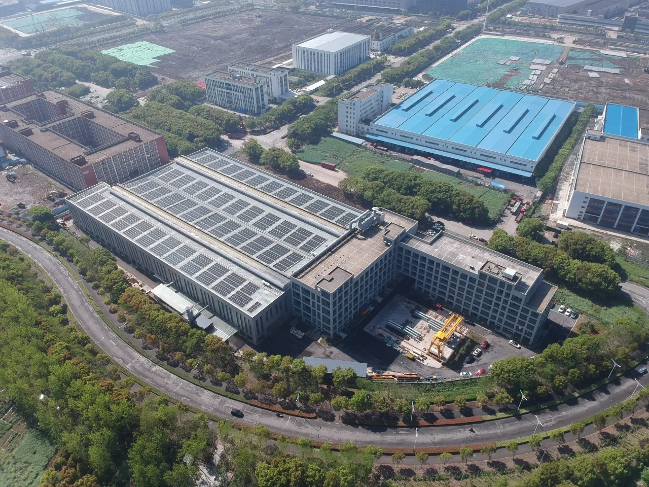 精密制造行业场景配图，用于说明数字线索沉淀框架，不代表真实客户现场